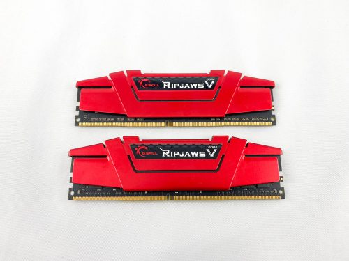 G.SKILL Ripjaws V 32GB KIT (2x16GB) F4-3000C15D-32GRV RED DDR4 3000MHz CL15 használt asztali PC memória RAM PC4-24000 1.35V